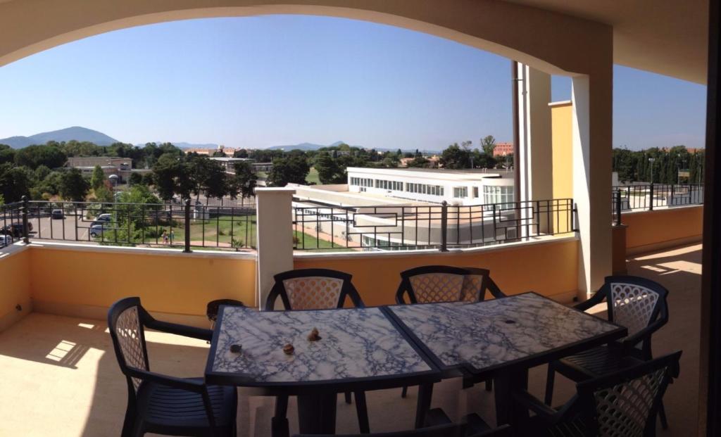 Regina Apartments room 3
